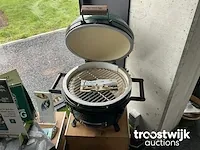 Houtskool bbq van big green egg - afbeelding 1 van  2