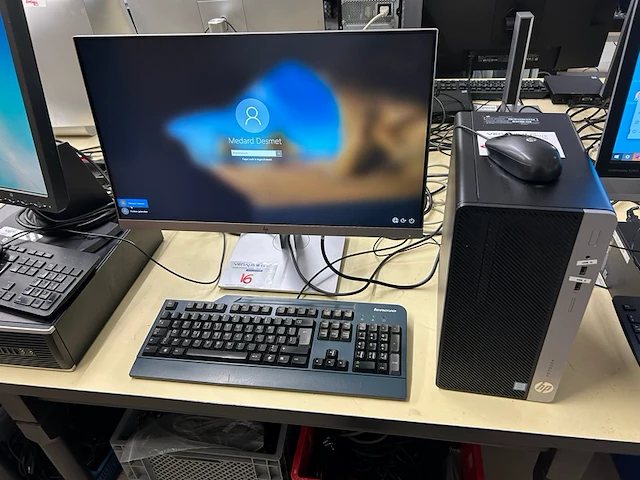 Hp pro desk + scherm en toebehoren - afbeelding 1 van  6
