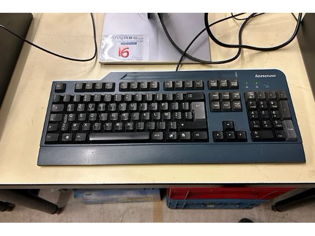 Hp pro desk + scherm en toebehoren - afbeelding 4 van  6