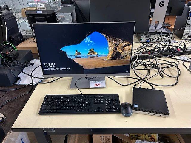 Hp pro desk + scherm en toebehoren - afbeelding 1 van  7