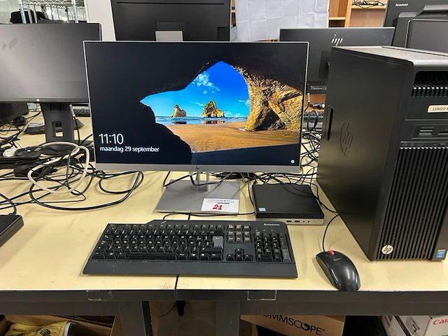 Hp pro desk + scherm en toebehoren - afbeelding 1 van  7