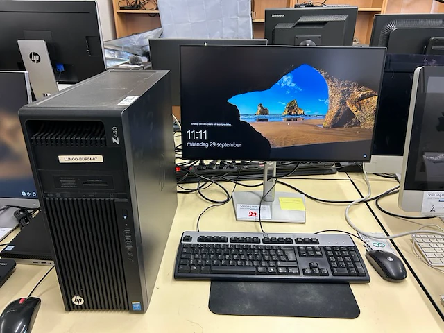 Hp pro desk + scherm en toebehoren - afbeelding 1 van  7