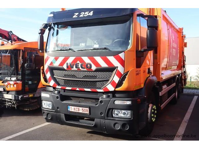 Huisvuilvrachtwagen iveco ad260sy, datum 1ste inschrijving 30/3/2015, chassisnummer wjme2nnh60c305657, km-stand keuring op 2/25 87.748, euro vi, diesel, kenteken + gelijkvormigheidsattest - afbeelding 1 van  20