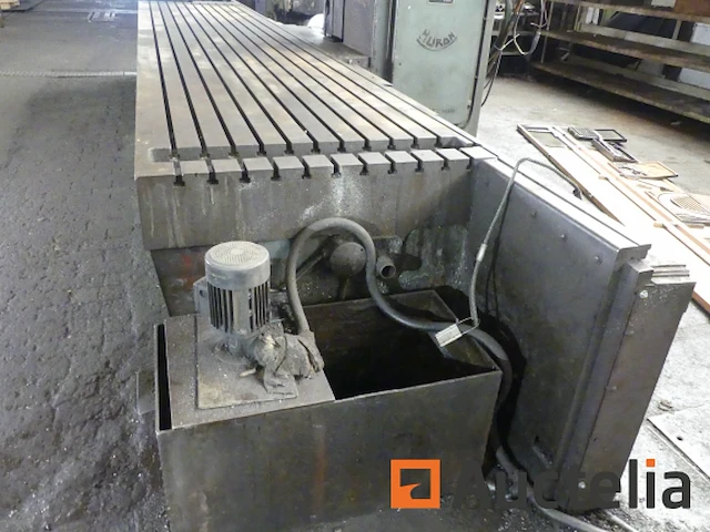 Huron ru 881 3-assige cnc universele freesmachine - afbeelding 14 van  18