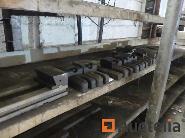 Huron ru 881 3-assige cnc universele freesmachine - afbeelding 15 van  18