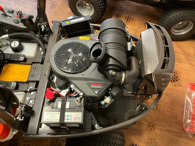 Husqvarna - 2021 - p524 efi - professionele zitmaaier zonder maaidek - afbeelding 4 van  16