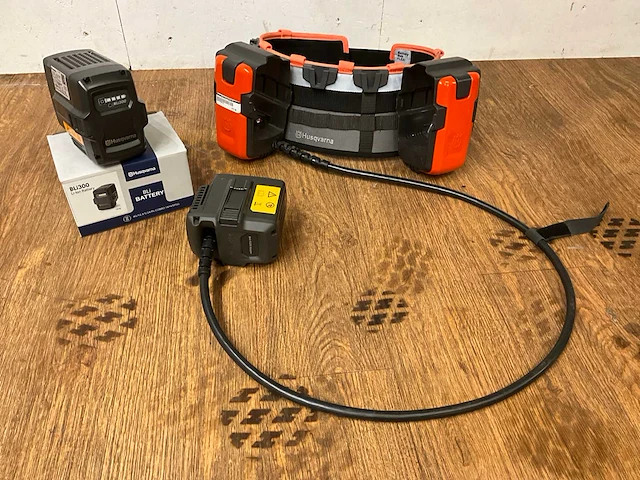 Husqvarna battery belt met adapter kit + 1x battery bli300 - afbeelding 1 van  8