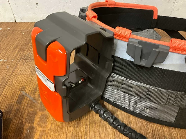 Husqvarna battery belt met adapter kit + 1x battery bli300 - afbeelding 6 van  8
