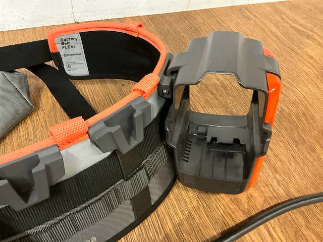 Husqvarna battery belt met adapter kit + 1x battery bli300 - afbeelding 7 van  8