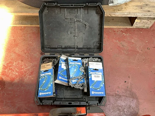 Husqvarna kettingzaag (2x) - afbeelding 3 van  7