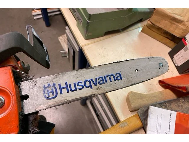 Husqvarna kettingzaag - afbeelding 2 van  4