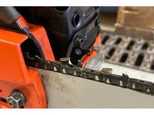 Husqvarna kettingzaag - afbeelding 4 van  7