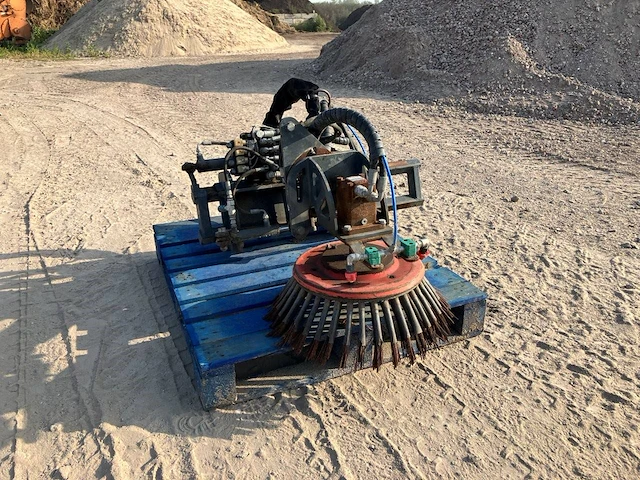 Hydraulische onkruidborstel - afbeelding 1 van  1