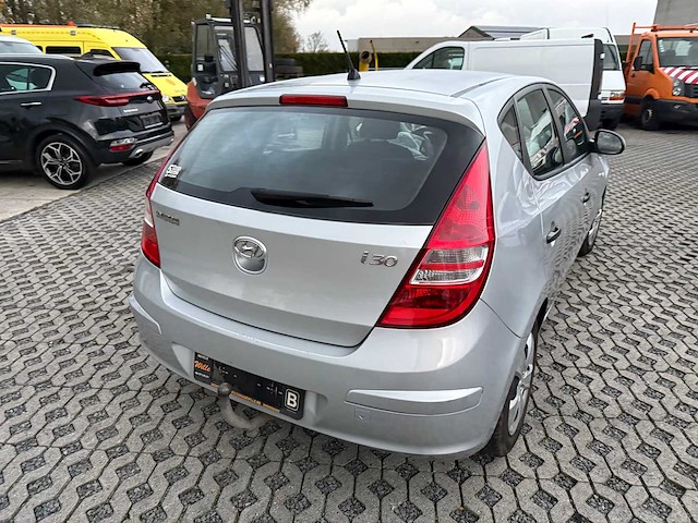 Hyundai - 2010 - i30 - personenauto - afbeelding 2 van  16