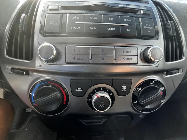Hyundai i20 1.2i comfort 85, 2013 - afbeelding 2 van  33