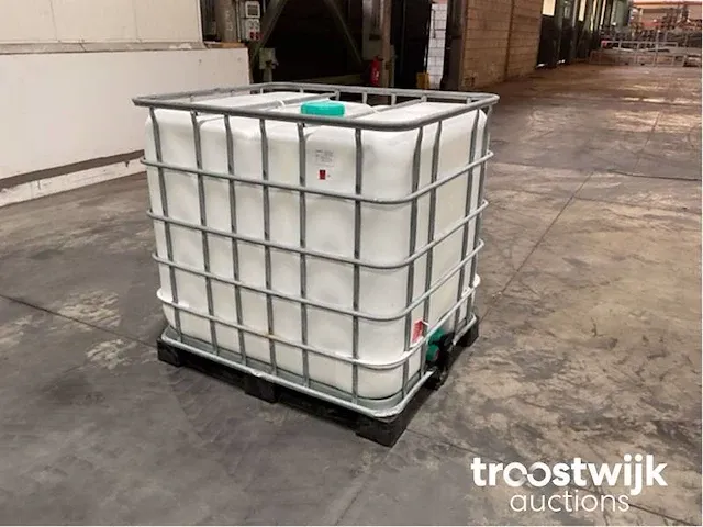 Ibc container gevuld met voertuigshampoo - afbeelding 1 van  5