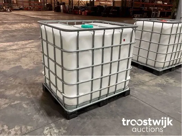 Ibc container gevuld met voertuigshampoo - afbeelding 2 van  5