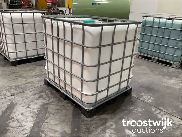 Ibc container gevuld met voertuigshampoo - afbeelding 3 van  5