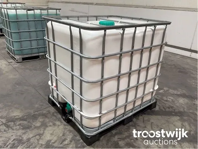 Ibc container gevuld met voertuigshampoo - afbeelding 4 van  5