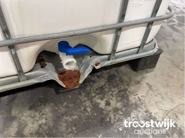 Ibc container gevuld met voertuigshampoo - afbeelding 5 van  5