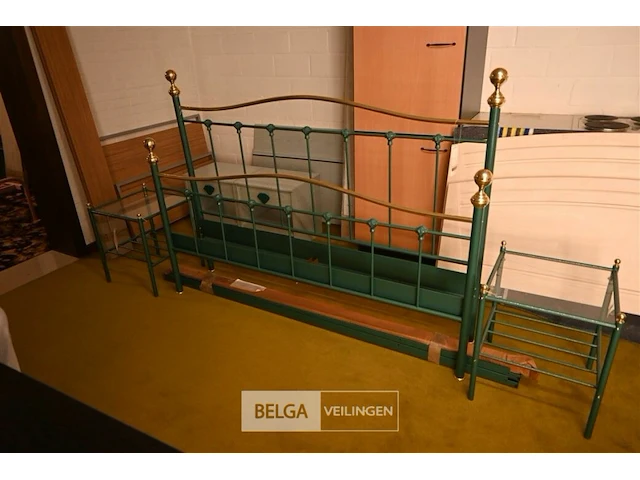 Ijzeren bed + 2 nachtkastjes - afbeelding 1 van  1