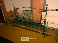 Ijzeren bed + 2 nachtkastjes - afbeelding 1 van  1
