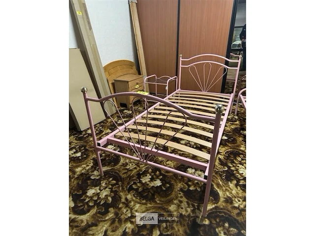 Ijzeren bed met nachtkastje - afbeelding 1 van  3