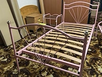 Ijzeren bed met nachtkastje - afbeelding 1 van  3