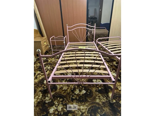 Ijzeren bed met nachtkastje - afbeelding 2 van  3