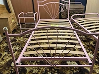 Ijzeren bed met nachtkastje - afbeelding 2 van  3