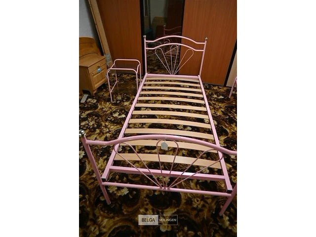 Ijzeren bed + nachtkastje - afbeelding 1 van  1