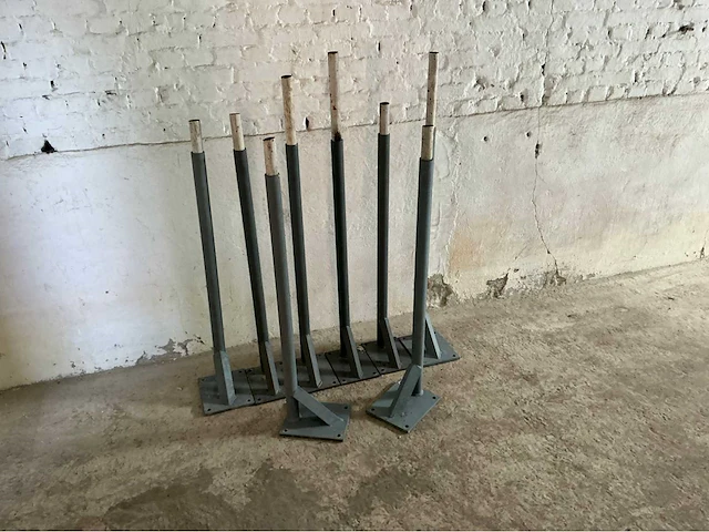 Ijzeren beugels voor slangen overige magazijninventaris (8x) - afbeelding 1 van  3