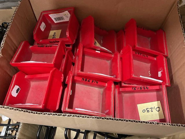 Ijzeren gelakte zwarte kapstokken en bakjes - afbeelding 2 van  5