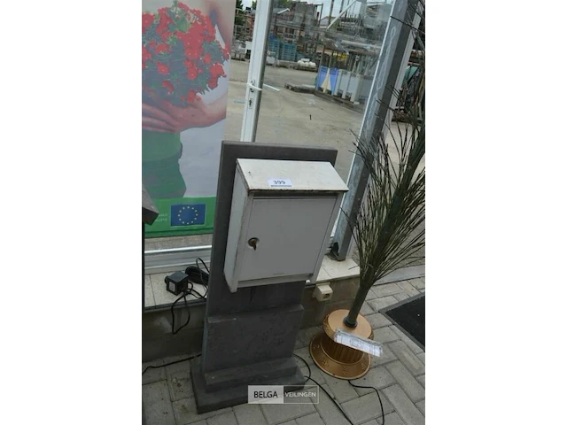 Ijzeren hangende brievenbus - afbeelding 1 van  2