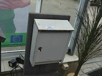 Ijzeren hangende brievenbus - afbeelding 1 van  2
