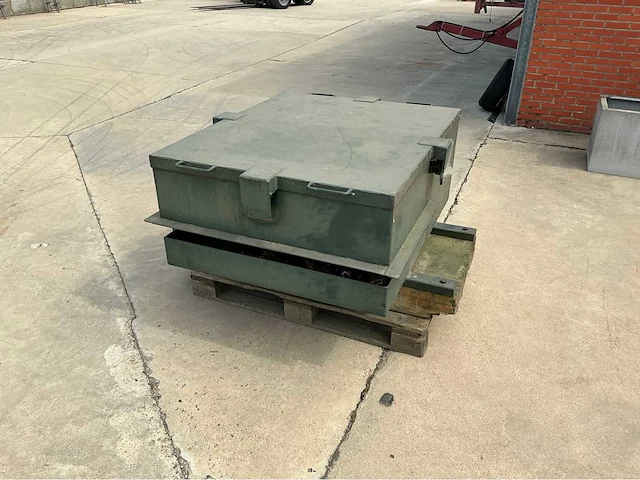 Ijzeren kist met betonblok overige teeltmateriaal; - afbeelding 1 van  6