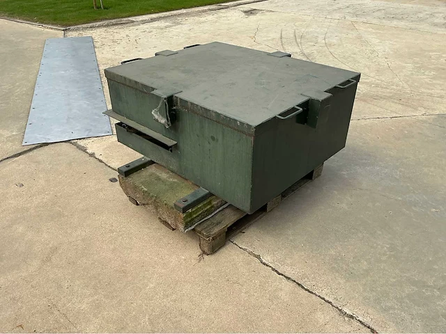 Ijzeren kist met betonblok overige teeltmateriaal; - afbeelding 3 van  6