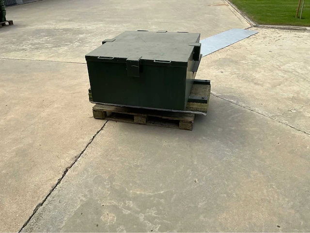 Ijzeren kist met betonblok overige teeltmateriaal; - afbeelding 4 van  6