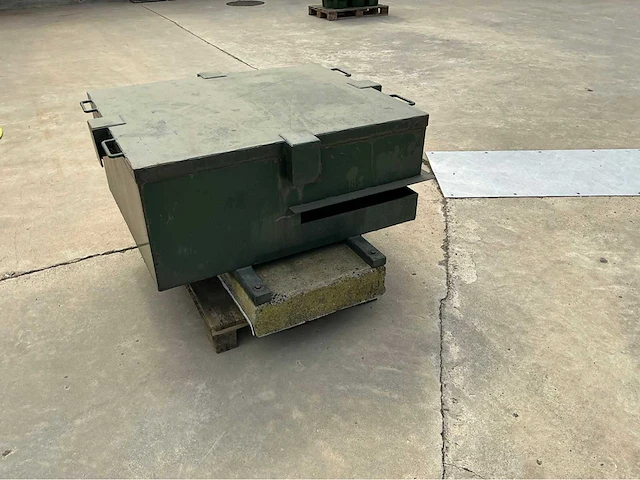 Ijzeren kist met betonblok overige teeltmateriaal; - afbeelding 5 van  6