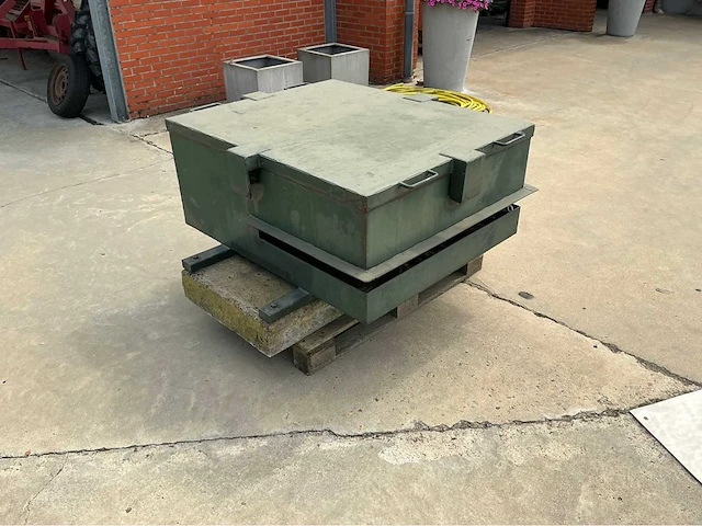 Ijzeren kist met betonblok overige teeltmateriaal; - afbeelding 6 van  6