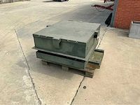 Ijzeren kist met betonblok - afbeelding 1 van  6