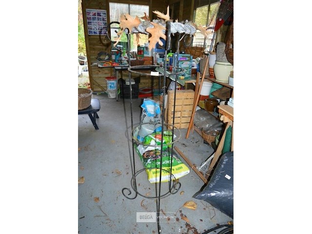 Ijzeren staanders met krans - afbeelding 1 van  3