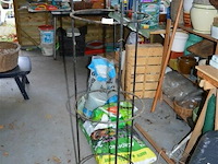 Ijzeren staanders met krans - afbeelding 1 van  3