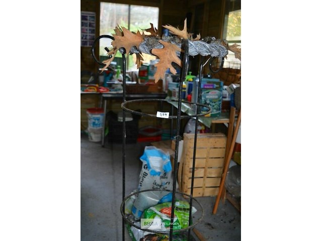 Ijzeren staanders met krans - afbeelding 2 van  3