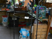 Ijzeren staanders met krans - afbeelding 2 van  3