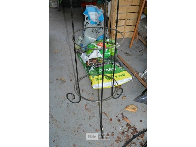 Ijzeren staanders met krans - afbeelding 3 van  3