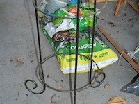 Ijzeren staanders met krans - afbeelding 3 van  3