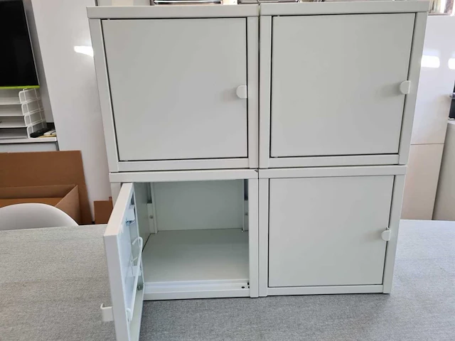 Ikea - winkel meubilair - afbeelding 1 van  2