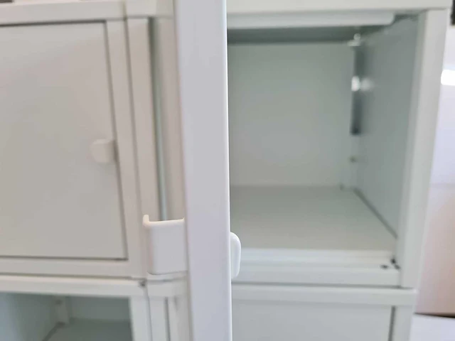 Ikea - winkel meubilair - afbeelding 2 van  2