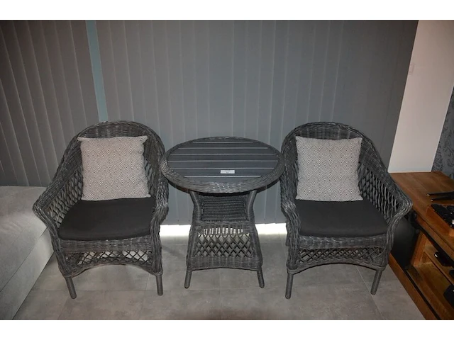 Imitatie rotan grijs ronde tafel met 2 stoelen met kussens - afbeelding 1 van  2